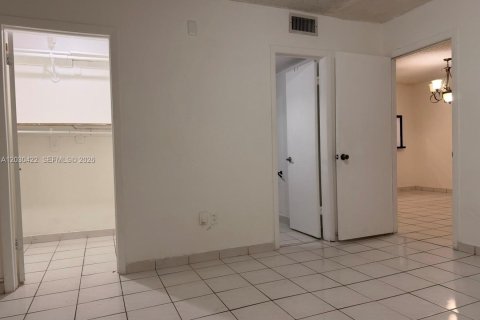 Copropriété à louer à Hialeah, Floride: 2 chambres, 76.64 m2 № 2077731 - photo 9