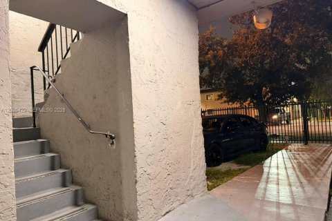 Copropriété à louer à Hialeah, Floride: 2 chambres, 76.64 m2 № 2077731 - photo 17