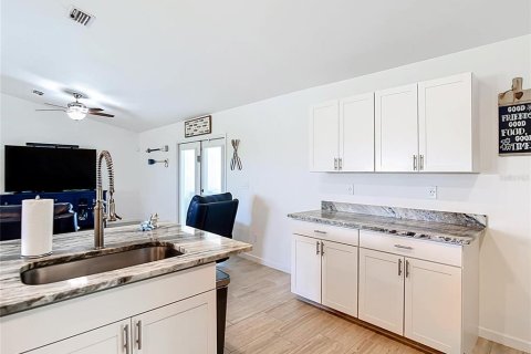 House in Port Charlotte, Florida 3 bedrooms, 162.11 sq.m. № 2127221 - photo 10