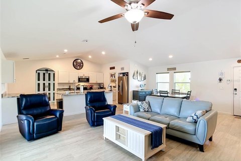 House in Port Charlotte, Florida 3 bedrooms, 162.11 sq.m. № 2127221 - photo 9