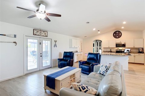 House in Port Charlotte, Florida 3 bedrooms, 162.11 sq.m. № 2127221 - photo 7