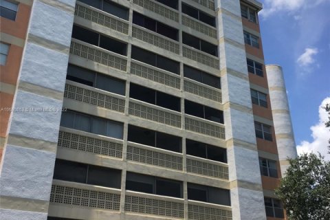 Condo in Lauderhill, Florida, 2 bedrooms  № 1691769 - photo 1
