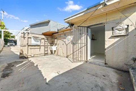 House in Miami, Florida 6 bedrooms, 260.31 sq.m. № 2035166 - photo 16