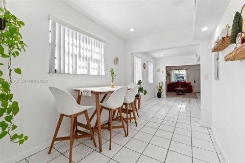 House in Miami, Florida 6 bedrooms, 260.31 sq.m. № 2035166 - photo 5