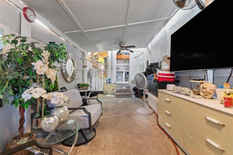 House in Miami, Florida 6 bedrooms, 260.31 sq.m. № 2035166 - photo 21