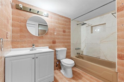 House in Miami, Florida 6 bedrooms, 260.31 sq.m. № 2035166 - photo 20