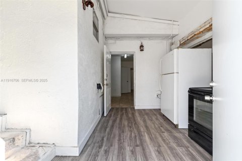 House in Miami, Florida 6 bedrooms, 260.31 sq.m. № 2035166 - photo 12