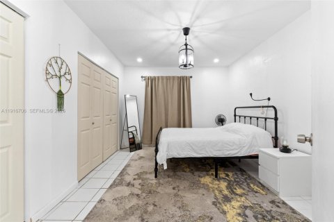 House in Miami, Florida 6 bedrooms, 260.31 sq.m. № 2035166 - photo 10