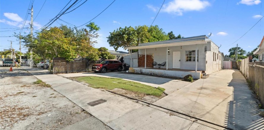 House in Miami, Florida 6 bedrooms, 260.31 sq.m. № 2035166