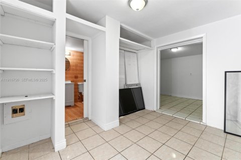 House in Miami, Florida 6 bedrooms, 260.31 sq.m. № 2035166 - photo 19