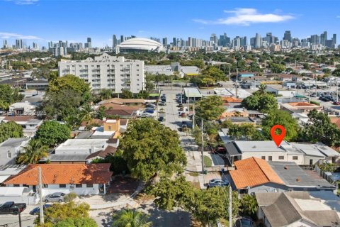 House in Miami, Florida 6 bedrooms, 260.31 sq.m. № 2035166 - photo 25