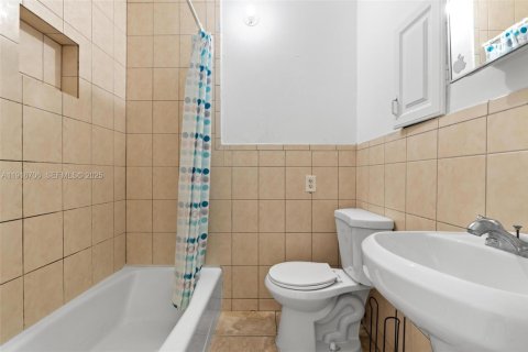 House in Miami, Florida 6 bedrooms, 260.31 sq.m. № 2035166 - photo 14