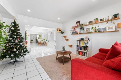 House in Miami, Florida 6 bedrooms, 260.31 sq.m. № 2035166 - photo 3