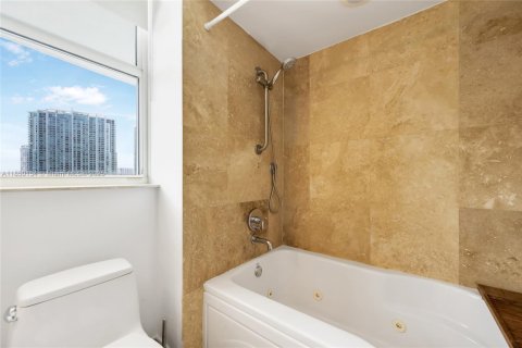 Купить кондоминиум в Майами, Флорида 2 спальни, 119.75м2, № 1858879 - фото 17