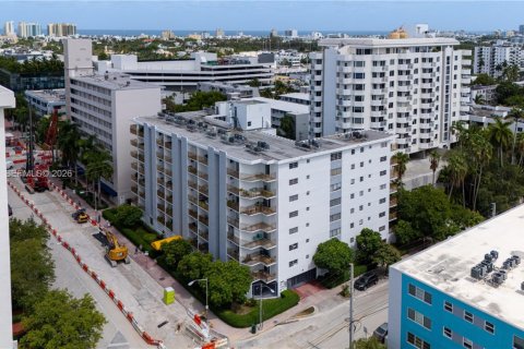 Condo in Miami Beach, Florida, 1 bedroom  № 2381518 - photo 2