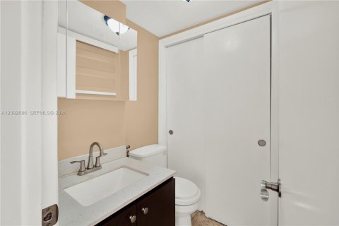 Condo in Miami Beach, Florida, 1 bedroom  № 2381518 - photo 19