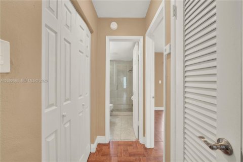 Condo in Miami Beach, Florida, 1 bedroom  № 2381518 - photo 20