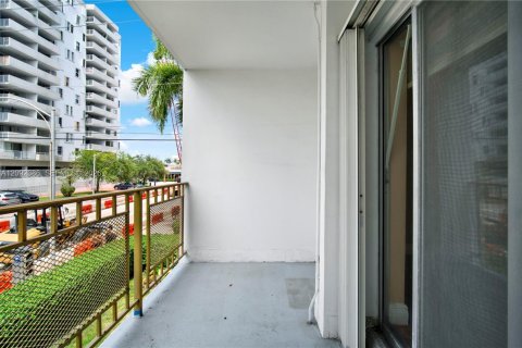 Condo in Miami Beach, Florida, 1 bedroom  № 2381518 - photo 18