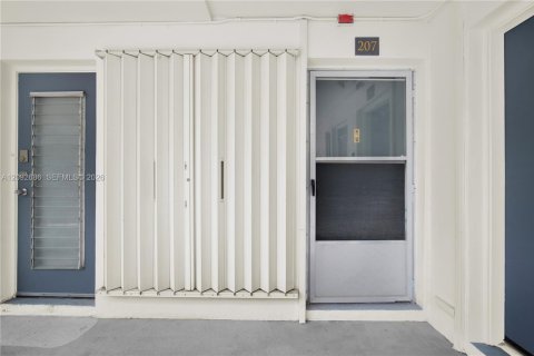 Condo in Miami Beach, Florida, 1 bedroom  № 2381518 - photo 24
