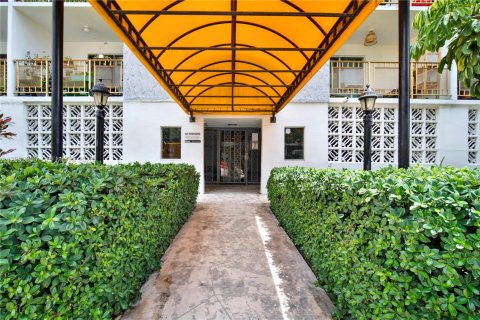 Condo in Miami Beach, Florida, 1 bedroom  № 2381518 - photo 22