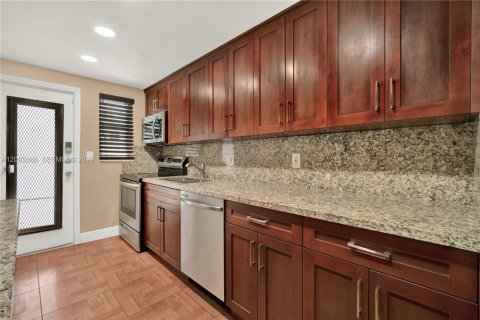 Condo in Miami Beach, Florida, 1 bedroom  № 2381518 - photo 10