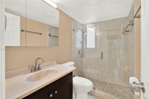 Condo in Miami Beach, Florida, 1 bedroom  № 2381518 - photo 17