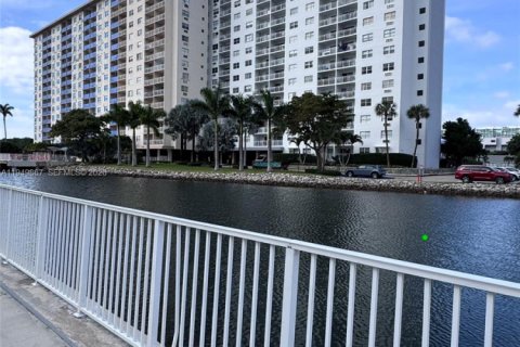 Снять в аренду кондоминиум в Санни-Айлс-Бич, Флорида 1 спальня, 66.89м2, № 2005668 - фото 2