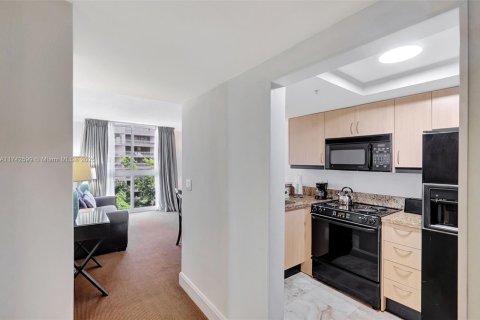 Condo in Miami, Florida, 1 bedroom  № 1863683 - photo 13