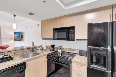 Condo in Miami, Florida, 1 bedroom  № 1863683 - photo 3