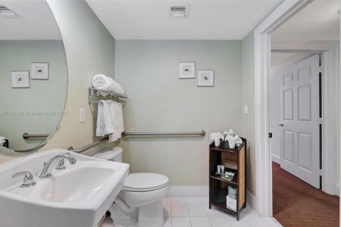 Condo in Miami, Florida, 1 bedroom  № 1863683 - photo 11