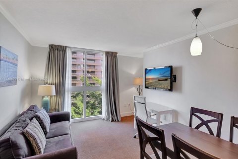 Condo in Miami, Florida, 1 bedroom  № 1863683 - photo 5