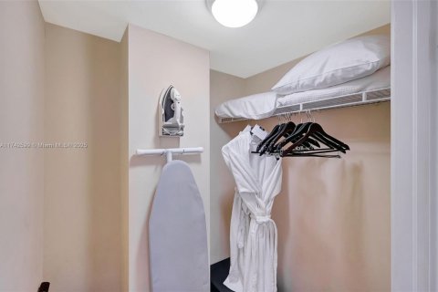 Condo in Miami, Florida, 1 bedroom  № 1863683 - photo 12