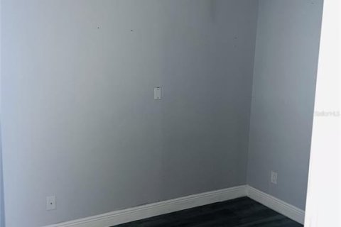 Immobilier commercial à louer à Tampa, Floride: 604.52 m2 № 1363776 - photo 7