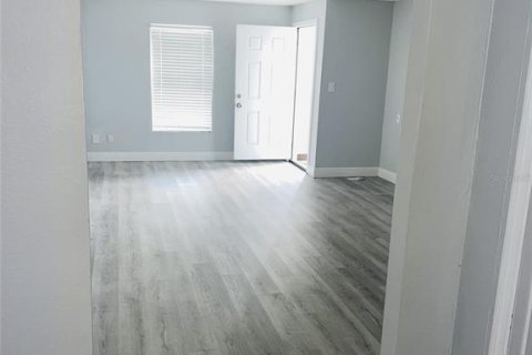 Immobilier commercial à louer à Tampa, Floride: 604.52 m2 № 1363776 - photo 3