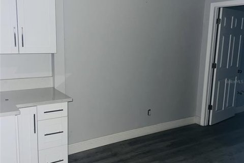 Immobilier commercial à louer à Tampa, Floride: 604.52 m2 № 1363776 - photo 5