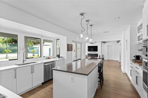 House in Pinecrest, Florida 7 bedrooms, 506.5 sq.m. № 2019305 - photo 23