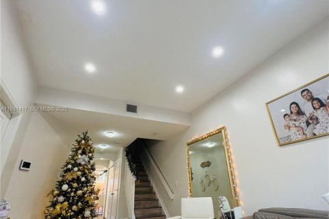 Townhouse in Hollywood, Florida 3 bedrooms, 130.99 sq.m. № 1990019 - photo 2