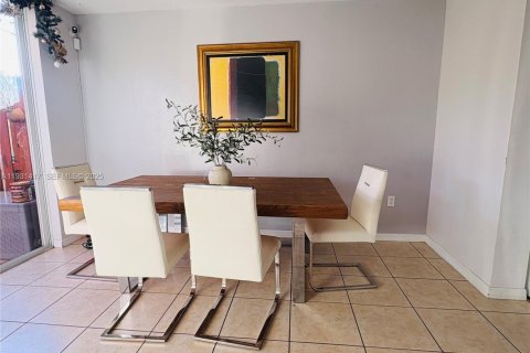 Townhouse in Hollywood, Florida 3 bedrooms, 130.99 sq.m. № 1990019 - photo 8