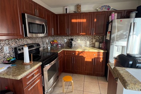 Townhouse in Hollywood, Florida 3 bedrooms, 130.99 sq.m. № 1990019 - photo 11