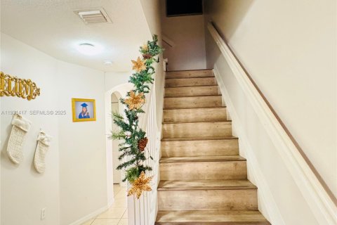 Townhouse in Hollywood, Florida 3 bedrooms, 130.99 sq.m. № 1990019 - photo 6