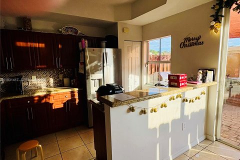 Townhouse in Hollywood, Florida 3 bedrooms, 130.99 sq.m. № 1990019 - photo 12