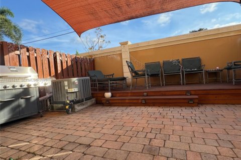 Townhouse in Hollywood, Florida 3 bedrooms, 130.99 sq.m. № 1990019 - photo 13