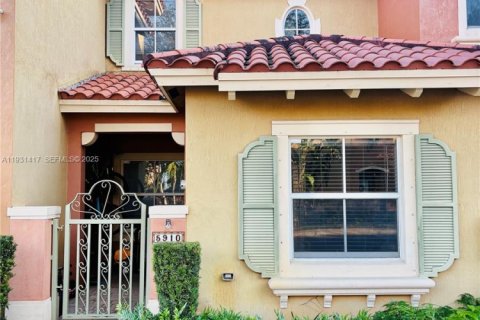 Townhouse in Hollywood, Florida 3 bedrooms, 130.99 sq.m. № 1990019 - photo 1