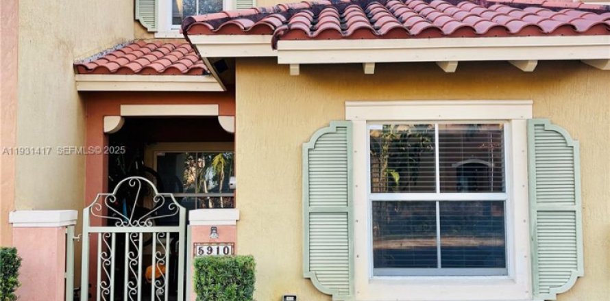 Townhouse in Hollywood, Florida 3 bedrooms, 130.99 sq.m. № 1990019