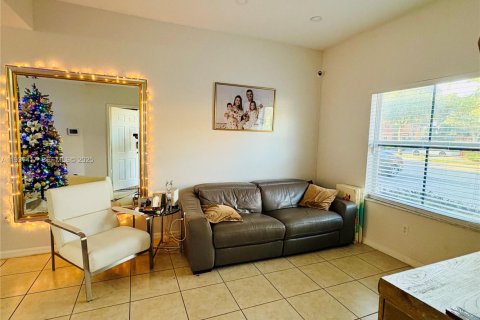 Townhouse in Hollywood, Florida 3 bedrooms, 130.99 sq.m. № 1990019 - photo 4