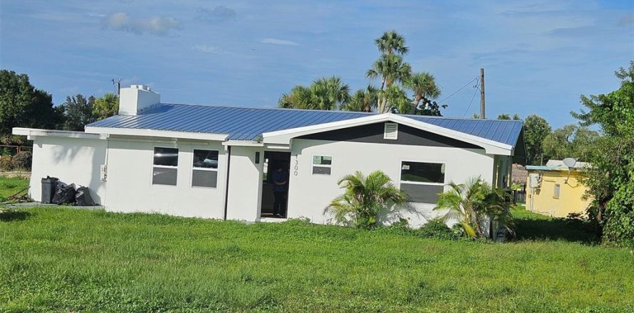 Casa en North Fort Myers, Florida 3 dormitorios, 130.9 m2 № 1915280