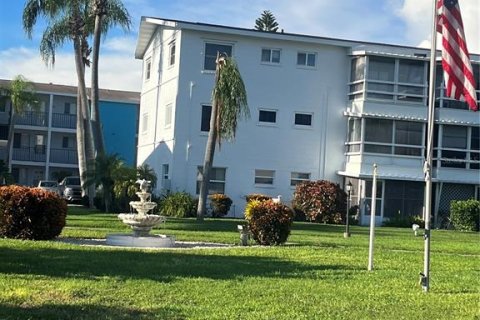 Condo in Bradenton, Florida, 1 bedroom  № 1907069 - photo 11