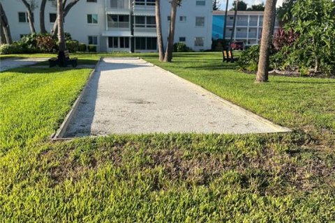 Condo in Bradenton, Florida, 1 bedroom  № 1907069 - photo 12