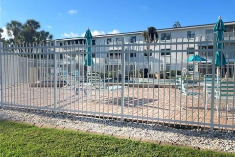 Condo in Bradenton, Florida, 1 bedroom  № 1907069 - photo 9