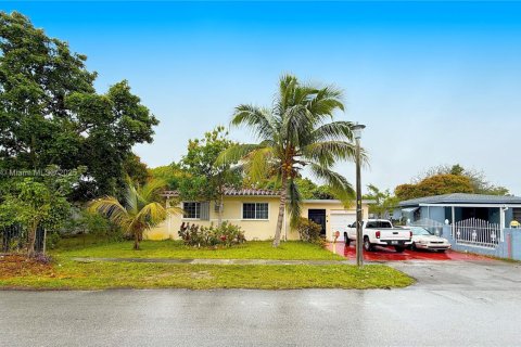 Casa en venta en North Miami, Florida, 3 dormitorios, 132.2 m2 № 1857027 - foto 1